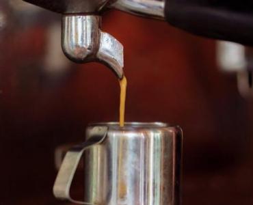 Wejście do świata espresso: przewodnik po wyborze pierwszego ekspresu kolbowego