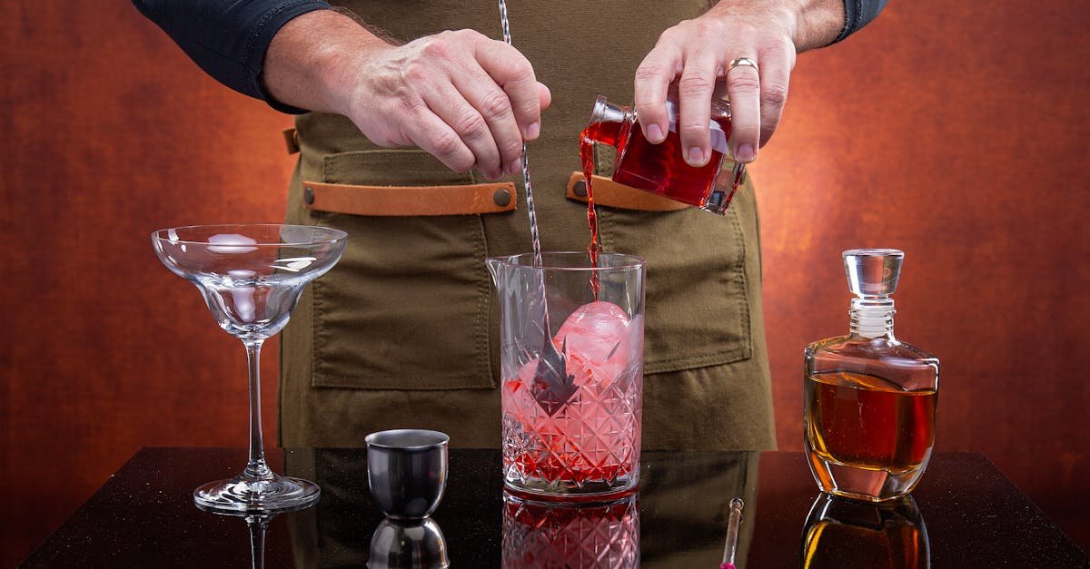 Zostań mistrzem koktajli po godzinach: przewodnik po kursach dla domowych barmanów