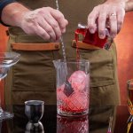 Zostań mistrzem koktajli po godzinach: przewodnik po kursach dla domowych barmanów