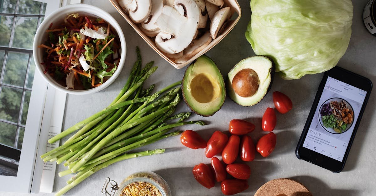 Wysokobiałkowe zakupy: lista produktów, które sycą i wspierają budowę mięśni (plus szybkie pomysły na posiłki)