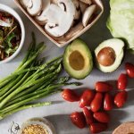 Wysokobiałkowe zakupy: lista produktów, które sycą i wspierają budowę mięśni (plus szybkie pomysły na posiłki)