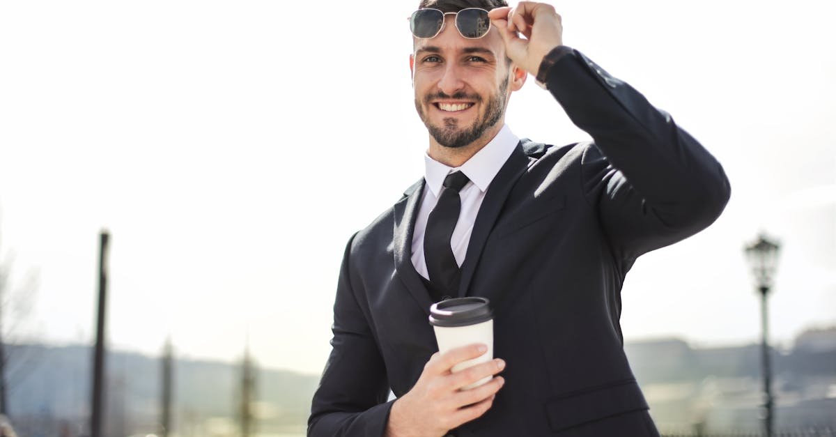 Garnitur w upał? Tak! Sekrety chłodnej elegancji na lato