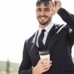 Garnitur w upał? Tak! Sekrety chłodnej elegancji na lato