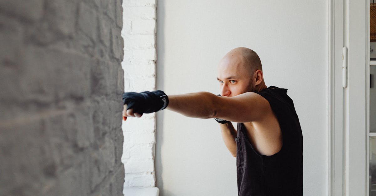 Pierwsze kroki w samoobronie: męski przewodnik do pewności i bezpieczeństwa