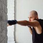 Pierwsze kroki w samoobronie: męski przewodnik do pewności i bezpieczeństwa