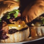 Sekret szefa kuchni: domowy burger wołowy, który smakuje jak z najlepszej burgerowni