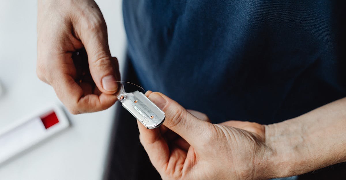 Powrót klasyki: gładkie golenie na żyletki — jak wybrać idealną maszynkę i uniknąć podrażnień