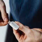 Powrót klasyki: gładkie golenie na żyletki — jak wybrać idealną maszynkę i uniknąć podrażnień