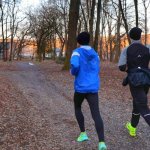 Biegaj ciepło, lekko i sucho: przewodnik ubioru na zimowe trasy