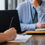 Ubierz się na sukces: jak skompletować strój na rozmowę o pracę w różnych branżach