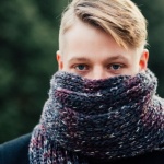 12 sposobów wiązania męskiego szalika, które błyskawicznie podniosą poziom Twojego stylu