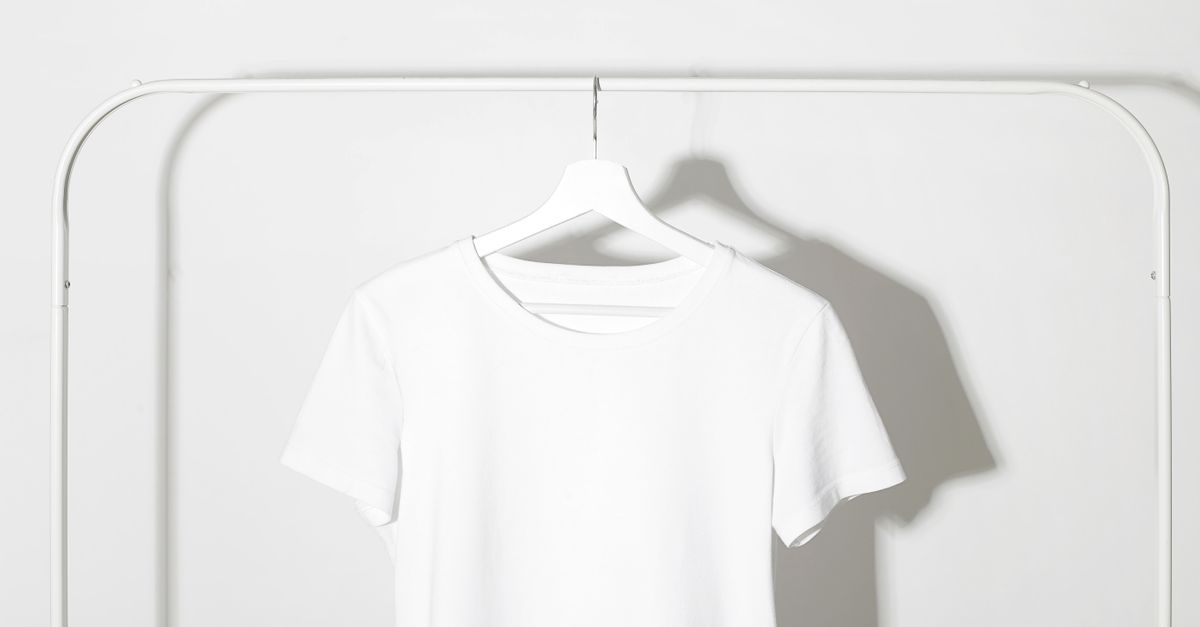 Pożegnaj żółte aureole: domowe triki, które uratują Twoje T-shirty pod pachami